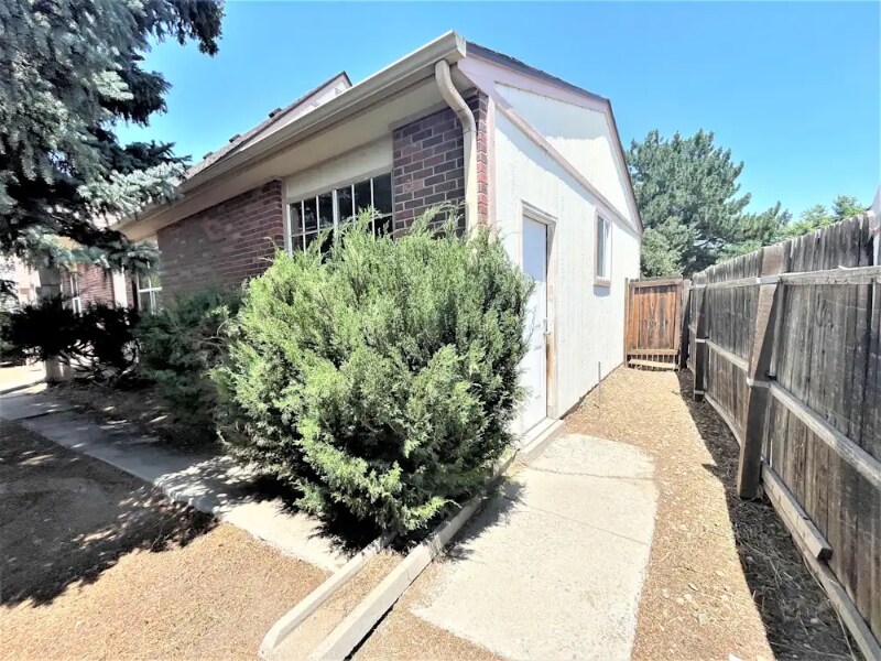 Foto principal - 14999 E Stanford Dr
