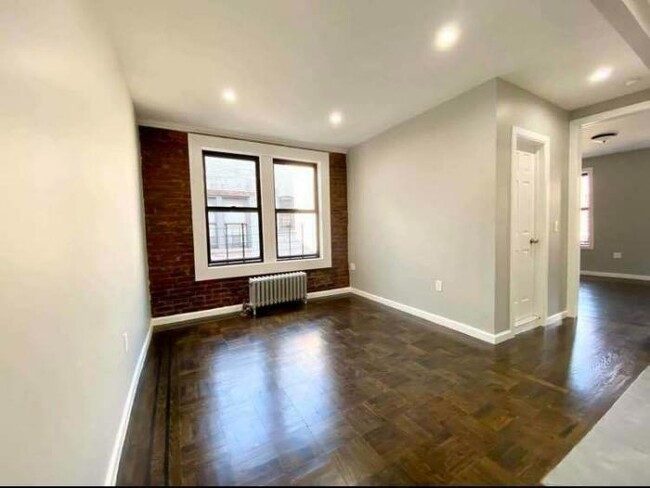 Foto del edificio - 3 bedroom in BRONX NY 10462