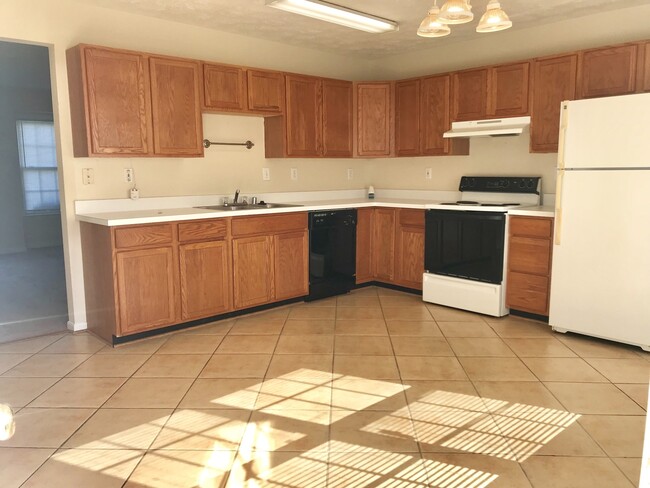 Building Photo - MINUTES TO VRE AND SHOPPING - SPOTSYLVANIA