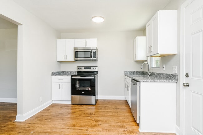 Building Photo - NEWLY RENOVATED 2 bedroom, 1 bathroom at G...