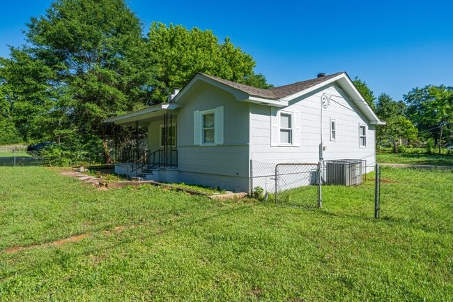 Foto del edificio - Exciting Opportunity! Charming 3 Bedroom Home in a Prime Location!