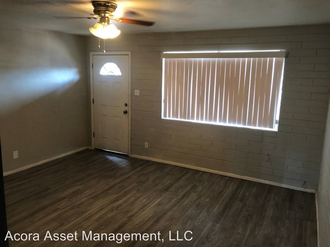 Foto del edificio - 7002-7040 N 76th Ave