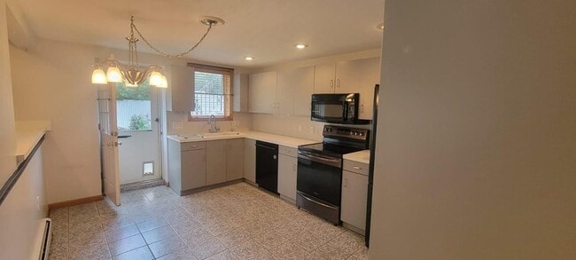 Building Photo - 120 Savage St