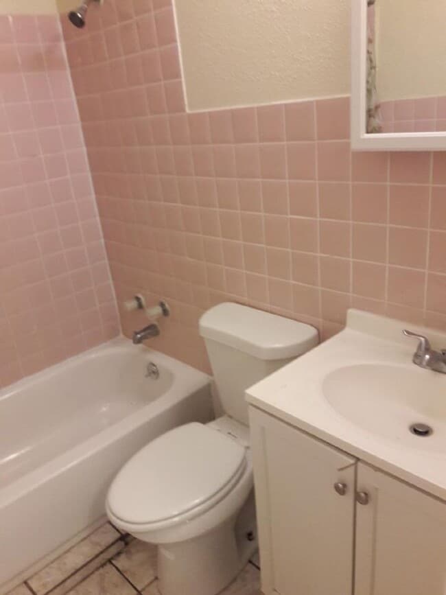 Building Photo - Move in special  1/2 off 1st months rent -...