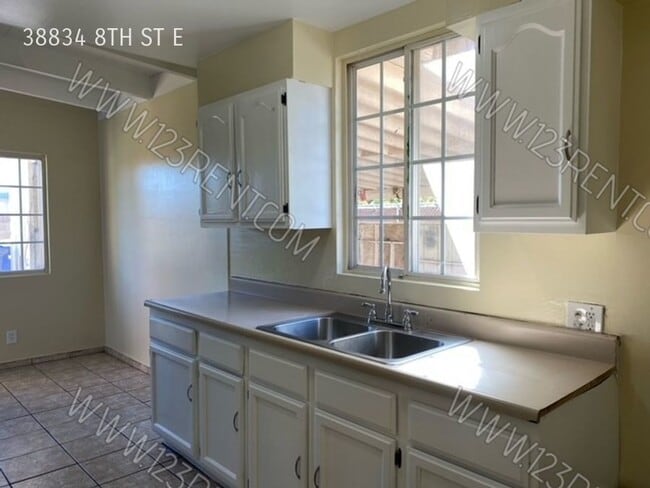 Building Photo - 2BD/ 1 Bath DUPLEX IN PALMDALE EAST W/BACK...