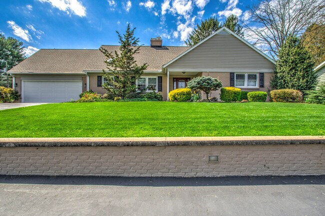 Building Photo - 1827 Larchmont Lane