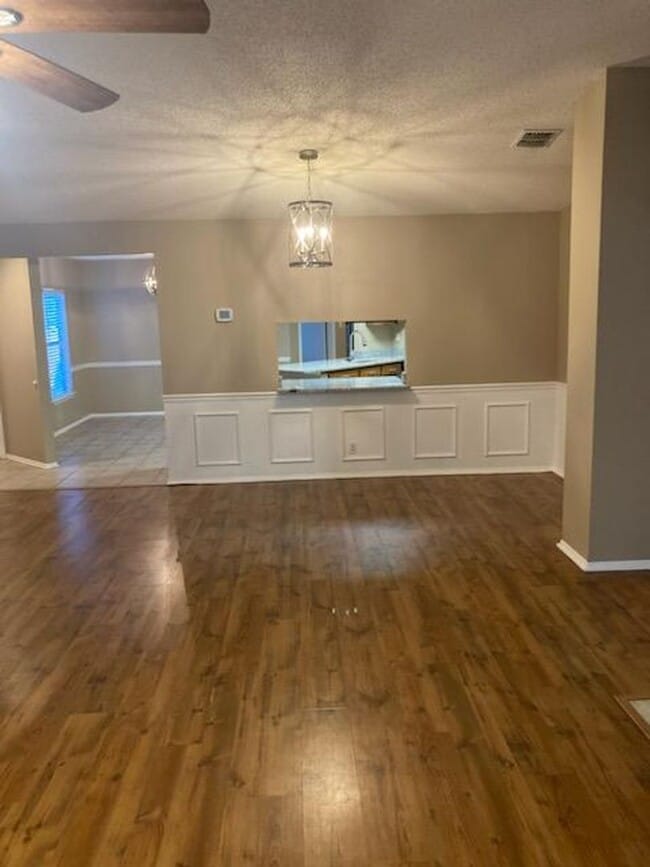 Building Photo - Spacious open concept ranch - pets allowed