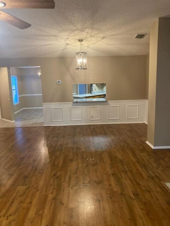 Foto del edificio - Spacious open concept ranch - pets allowed