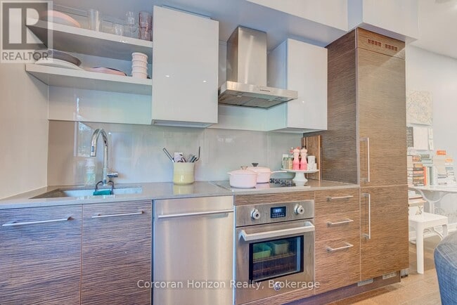 Photo du bâtiment - 1030 King St W