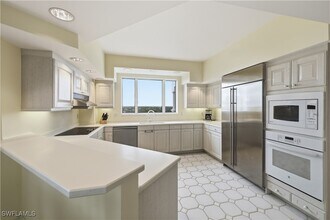 Building Photo - 8990 Bay Colony Dr