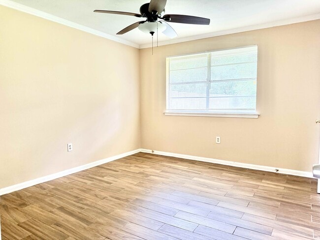 Building Photo - 2056 Vickers Dr