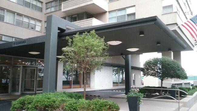Building Photo - 6301 N Sheridan Rd