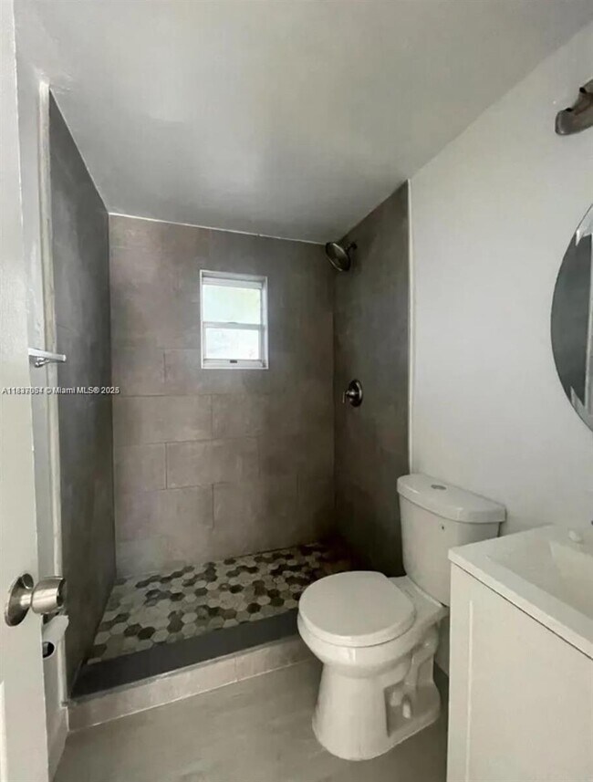 Foto del edificio - 7600 Dickens Ave
