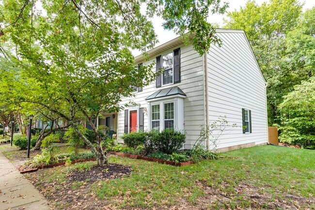 Foto del edificio - Wonderful End Unit Townhome Available Near...