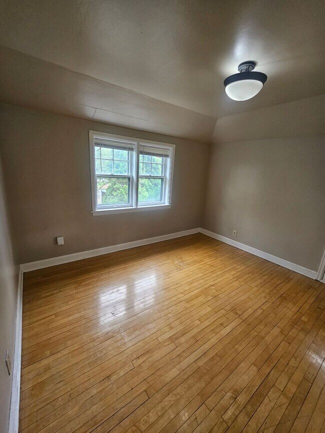 Building Photo - 7135-7137-7137 W Bluemound Rd