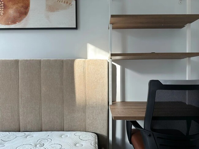 Building Photo - Furnished room/NOT APARTMENT