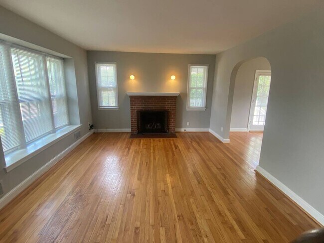Building Photo - Come home to this lovely 3 bedroom/3 bath in Tenleytown! With Garage!