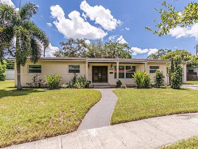 Foto del edificio - 870 NE 182nd St