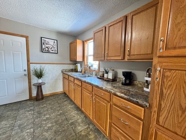 Building Photo - 2 bed, 1 bath home for rent in Waterloo