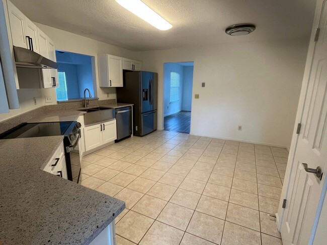 Building Photo - 3 Bedroom 2 Bathroom Home With Garage in M...
