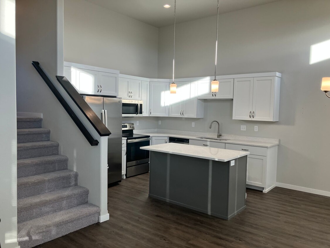 Foto principal - New 3 Bedroom/3 Bathroom Twin Home