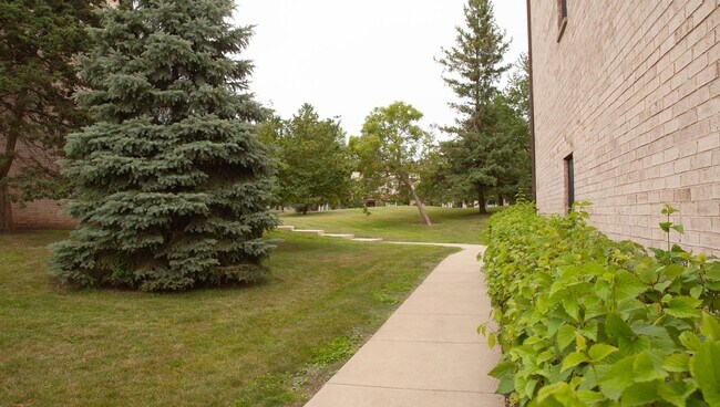 Building Photo - 461 E Spruce Dr