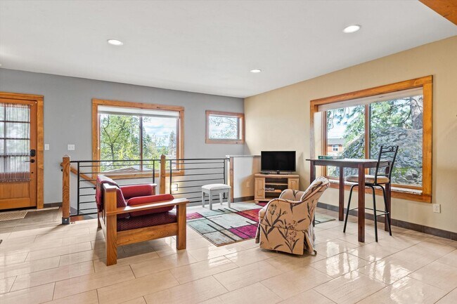 Foto del edificio - Fully-Furnished Short-Term Rental on South...
