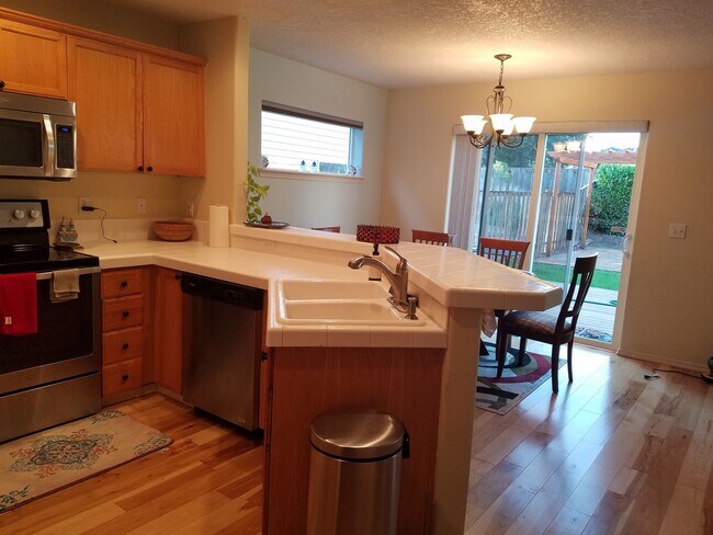 Building Photo - 3 Bedroom plus Den! Jackson School Neighbo...