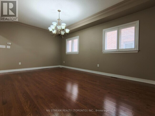 Building Photo - 279 Twin Hills Crescent