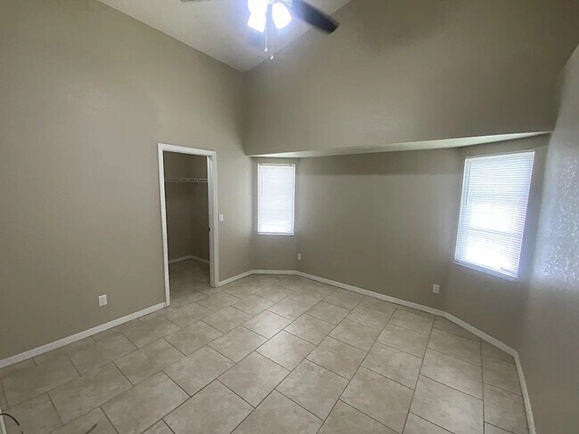 Foto del edificio - 23307 Moorhead Ave