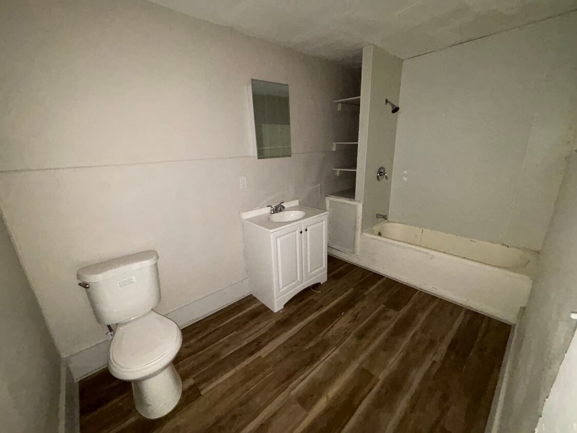 Building Photo - 14 E 6th Ave