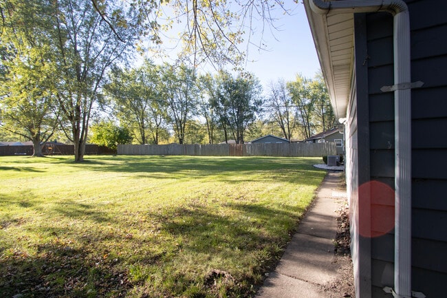 Foto del edificio - 10523 Baker Pl