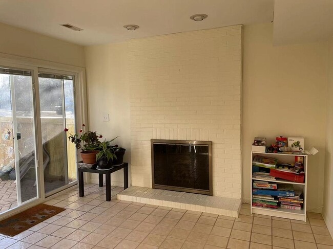 Building Photo - 12 White Pine Dr