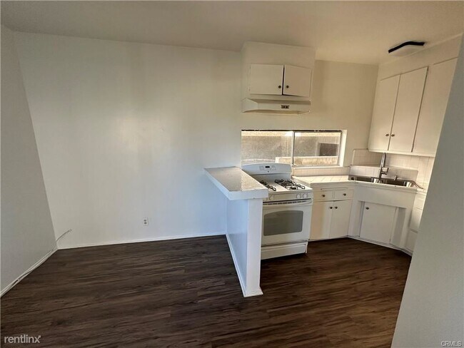 Foto del edificio - 2 br, 1 bath Triplex - 440 Rosecrans Ave A...