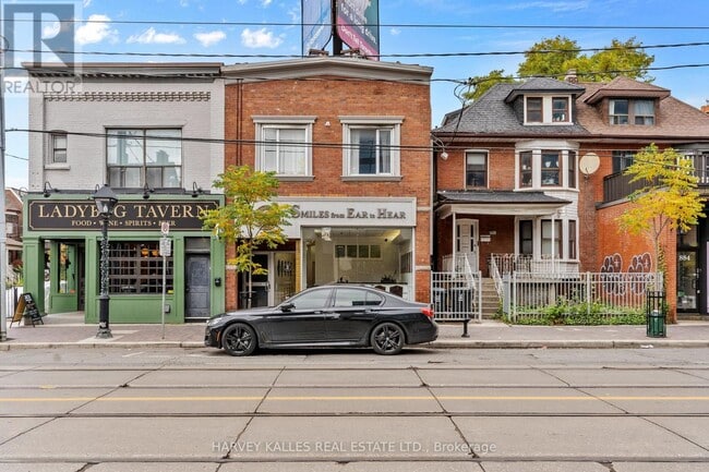 Building Photo - 888 College St