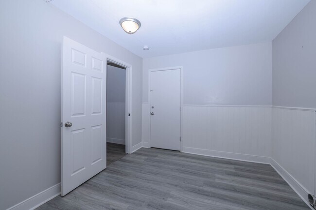 Foto del edificio - 9834 Denning Dr