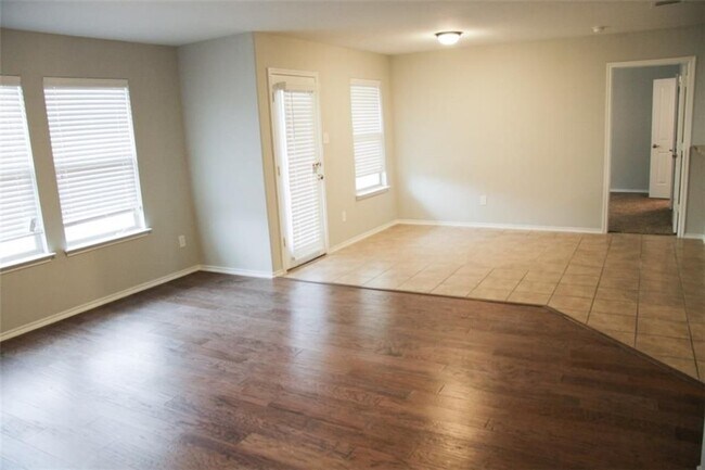 Photo - 3613 Dove Ln House