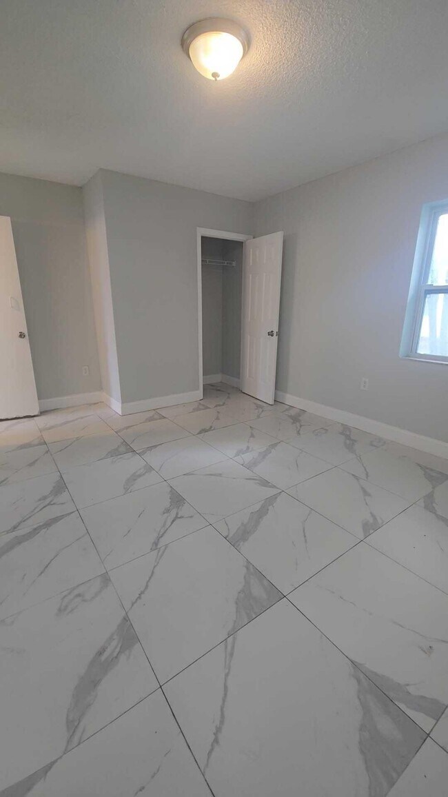 Foto del edificio - 621 NW 5th Ave