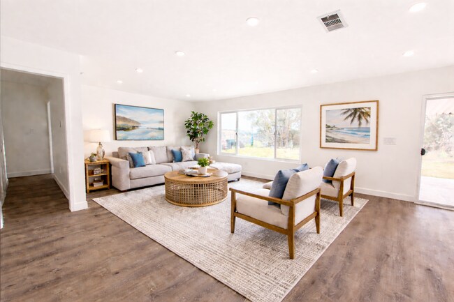 Foto del edificio - Newly Remodeled Interior 3BD! Enclosed Backyard! AC! Washer and Dryer!