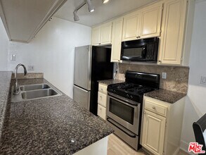 Building Photo - 7035 Woodley Ave