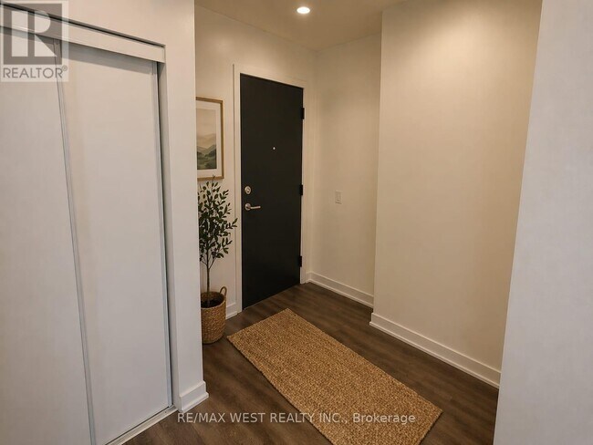Photo du bâtiment - 1808 St Clair Ave W