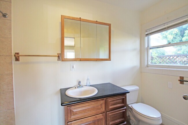 Building Photo - Wonderful 3 Bd/2Ba Family Home in Glenview...