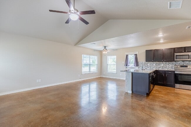Building Photo - 1404 Tee Dr