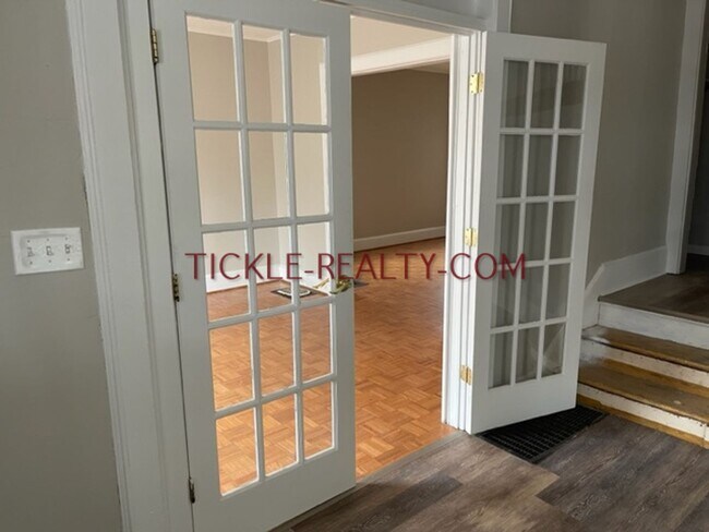 Building Photo - 4 Bedroom House - 2 Full Baths - 1st Floor...