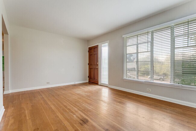 Building Photo - 3 BEDROOM WILSHIRE