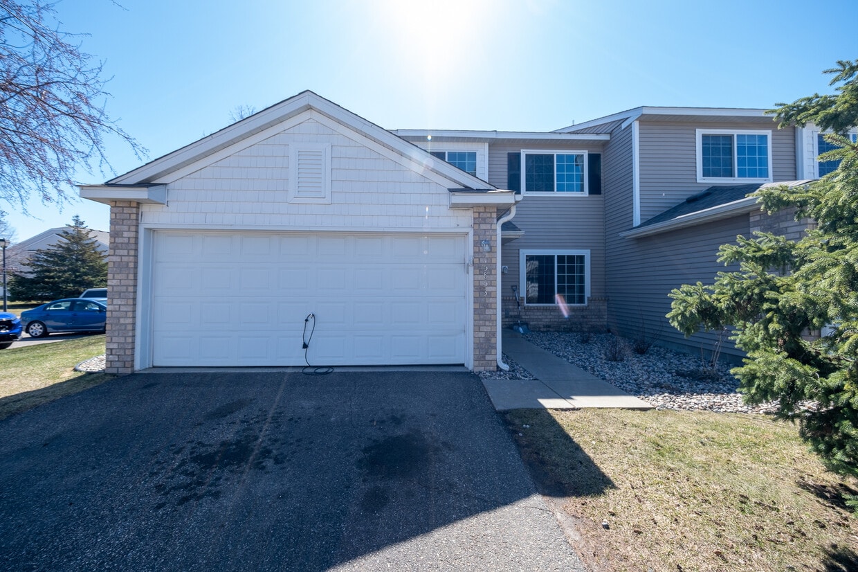 15853 Flute Way, Apple Valley, MN 55124 Townhome Rentals in Apple