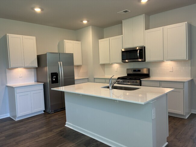 Foto del edificio - 6619 Japonica Ln