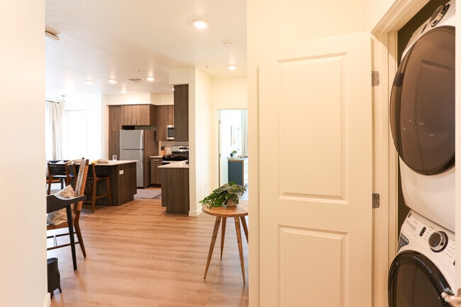 2BD, 2BA - 1,147SF Model - Allaso Journal Center