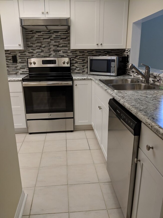 Building Photo - 2 Bedroom 2 Bath condo For Rent