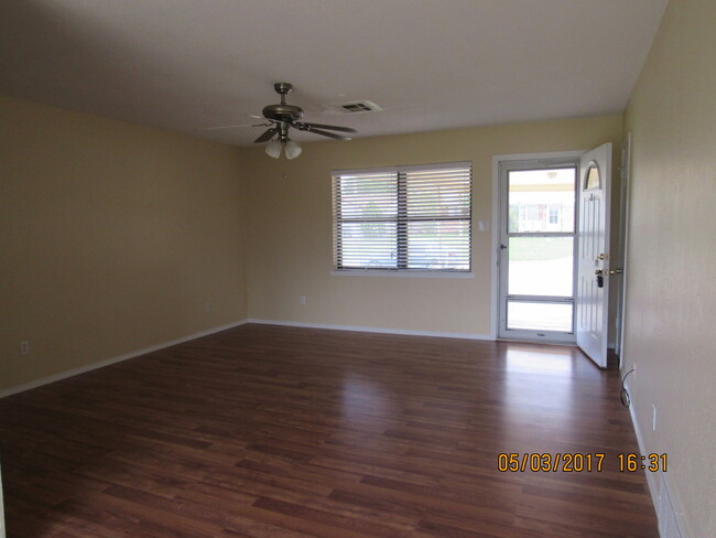 Foto del edificio - Very nice spacious home! No Carpet! Pet Fr...